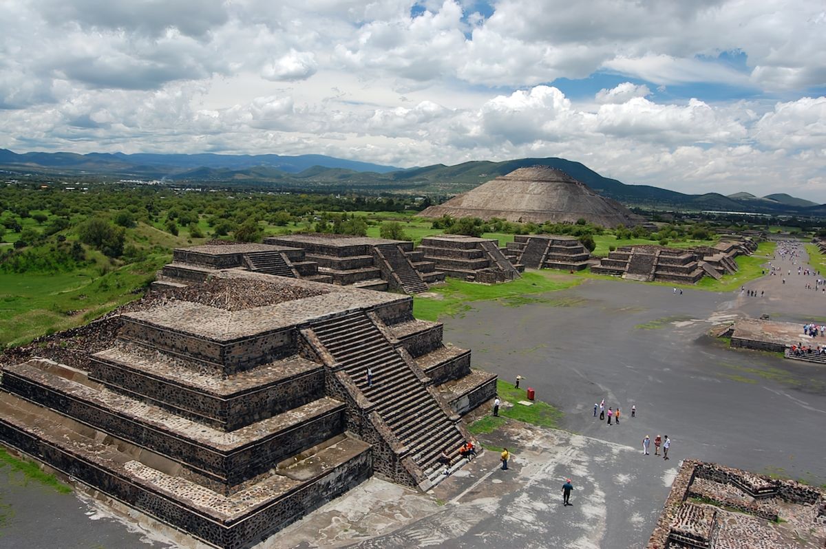 visiter les pyramides de Teotihuacan.